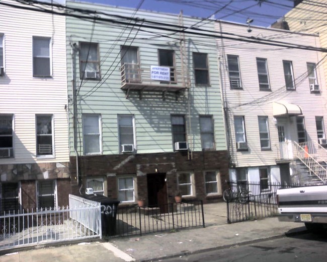 201 Webster Ave in Jersey City, NJ - Foto de edificio - Building Photo