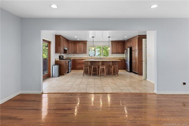 2 Walker Ct in Greenwich, CT - Building Photo - Building Photo