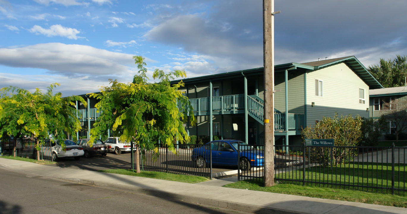 608 Willow St in Yakima, WA - Foto de edificio