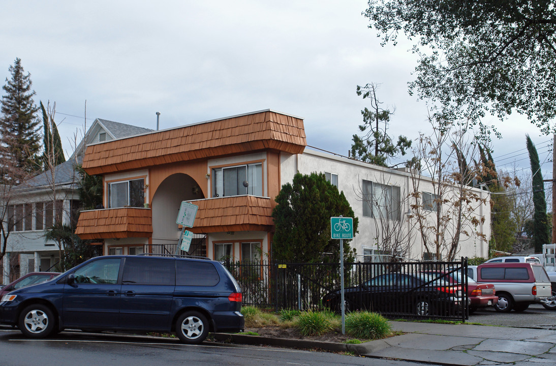 1921 28th St in Sacramento, CA - Foto de edificio