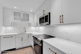 42 Lexington Ct in Red Bank, NJ - Foto de edificio - Building Photo