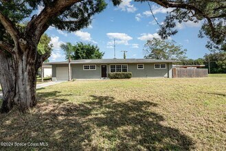 1885 Golfview Dr in Titusville, FL - Foto de edificio - Building Photo