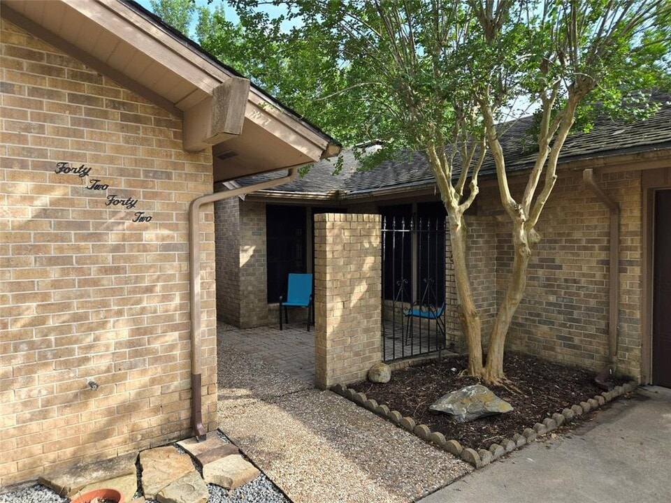 4242 Honey Oaks Dr in Seabrook, TX - Building Photo