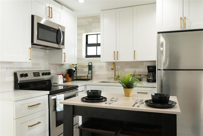1720 SW 11th St in Miami, FL - Building Photo - Building Photo