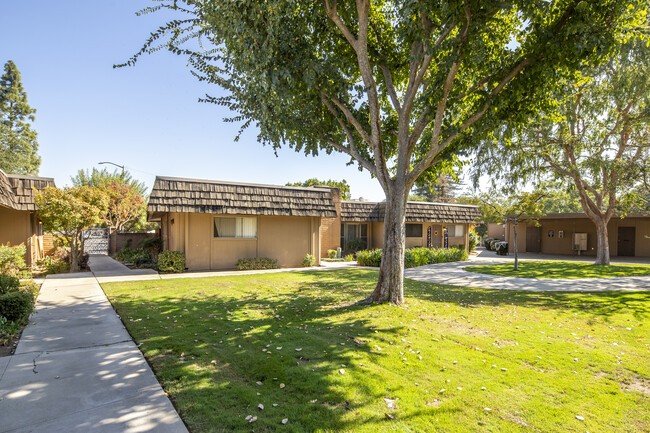 Crystal Court Apartments in Fresno, CA - Building Photo - Building Photo