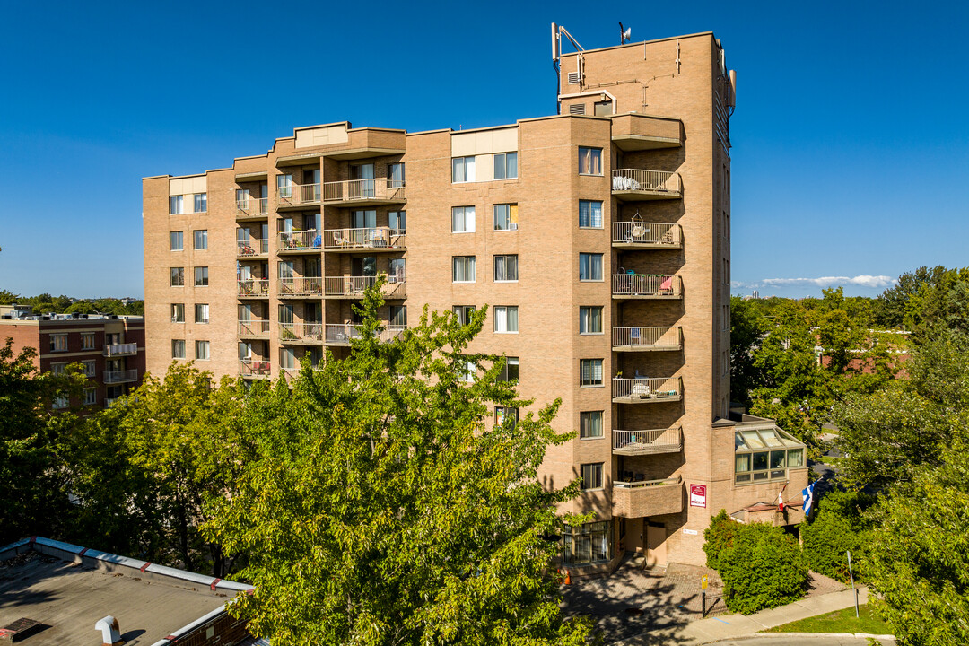 Navarin Apartments in St. Laurent, QC - Building Photo