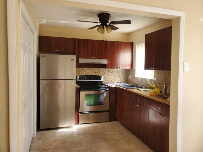 16 W 16th Ave in Hialeah, FL - Building Photo - Building Photo