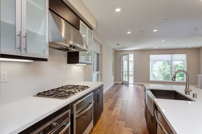 6758 Gill Way in Los Angeles, CA - Building Photo - Building Photo