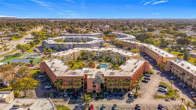 6750 Royal Palm Blvd in Margate, FL - Building Photo - Building Photo