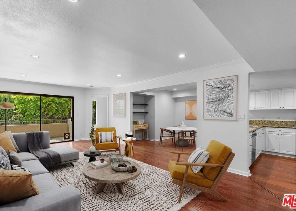 5009 Woodman Ave, Unit 310 in Sherman Oaks, CA - Building Photo