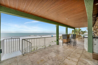 72 Gulf Blvd in Indian Rocks Beach, FL - Foto de edificio - Building Photo