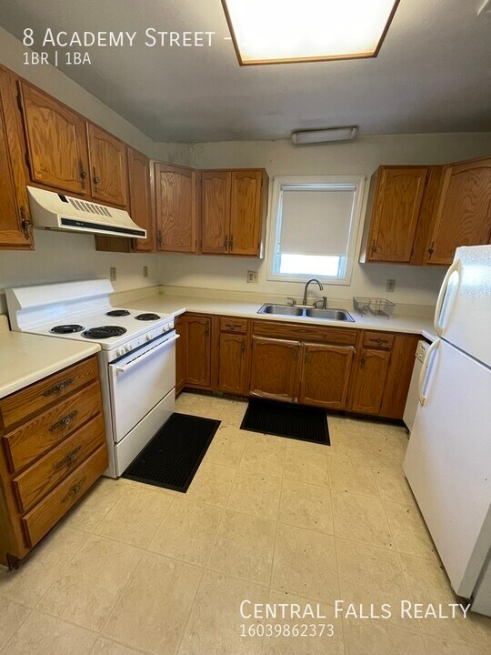 8 Academy St in Dover, NH - Building Photo