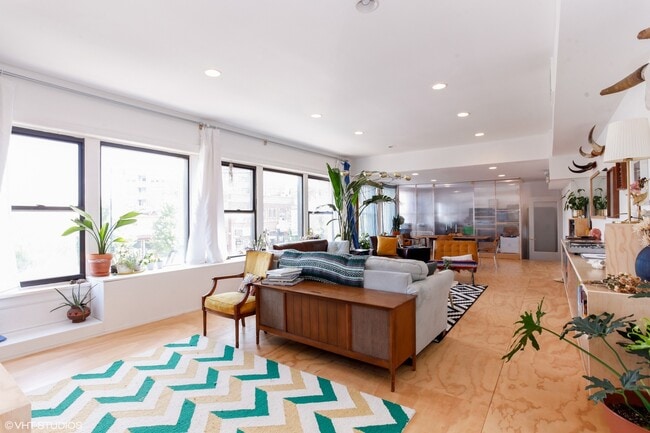 4837 W Irving Park Rd in Chicago, IL - Building Photo - Building Photo