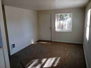 958 Gaines St NE in Salem, OR - Building Photo - Building Photo