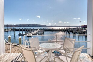8 Oyster Pt in Greenport, NY - Building Photo