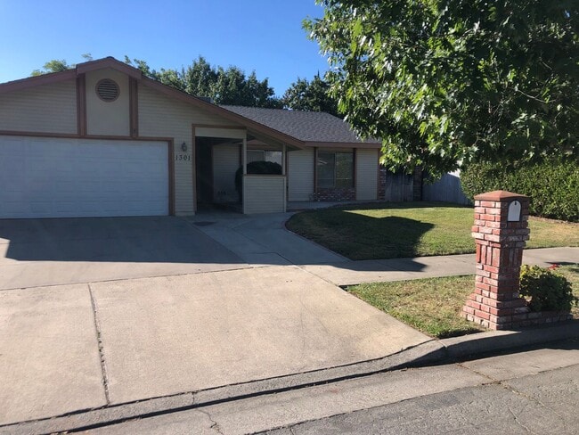 1301 E Brookdale Dr in Merced, CA - Building Photo - Building Photo