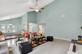 8122 Sandy Glen Ln in Houston, TX - Building Photo - Building Photo