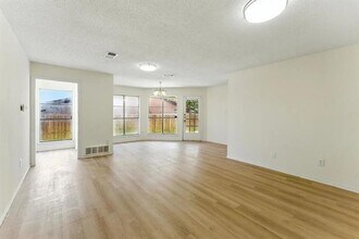 6905 W Cleburne Rd in Fort Worth, TX - Building Photo - Building Photo