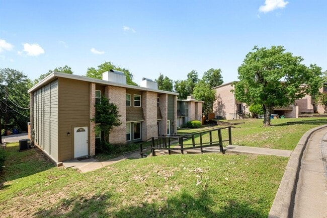 6411 Chimney Creek Cir in Austin, TX - Foto de edificio - Building Photo