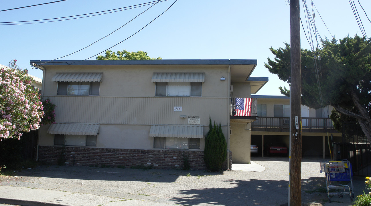 1600 Frisbie Ct in Concord, CA - Foto de edificio