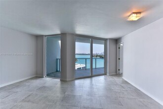 9821 E Bay Harbor Dr, Unit 902 in Bay Harbor Islands, FL - Foto de edificio - Building Photo