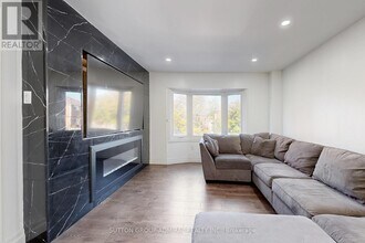 300 Charlton Ave in Vaughan, ON - Building Photo - Building Photo