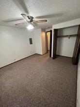 102 Rob Roy Ln in Charles City, IA - Building Photo - Building Photo