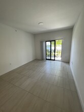 520 NW 203rd St, Unit A2 in Miami, FL - Foto de edificio - Building Photo