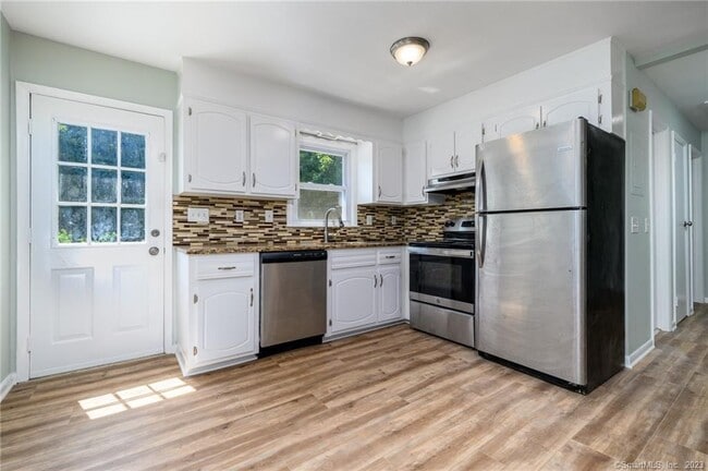 51 Elmwood Ave in Norwalk, CT - Building Photo - Building Photo