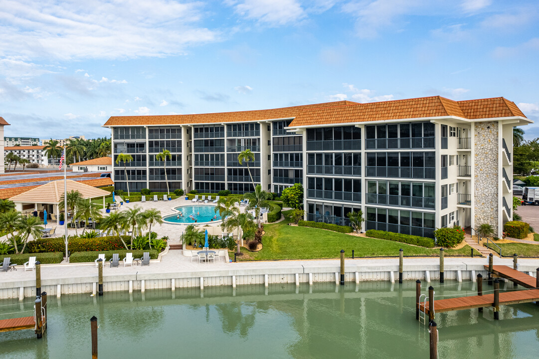 Commodore Club V in Naples, FL - Building Photo