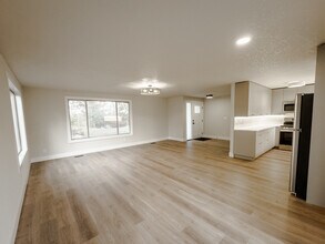 63849 Miday Way in Bend, OR - Building Photo - Building Photo