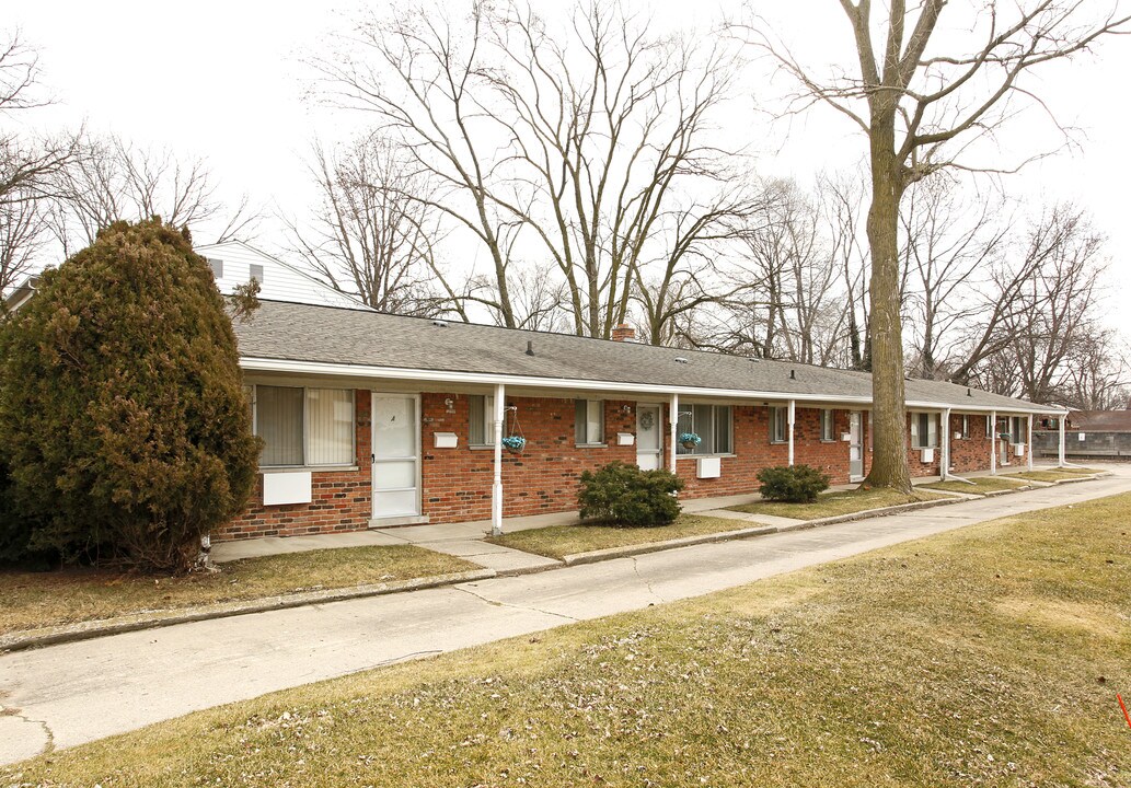 566 E Elmwood Ave in Clawson, MI - Building Photo