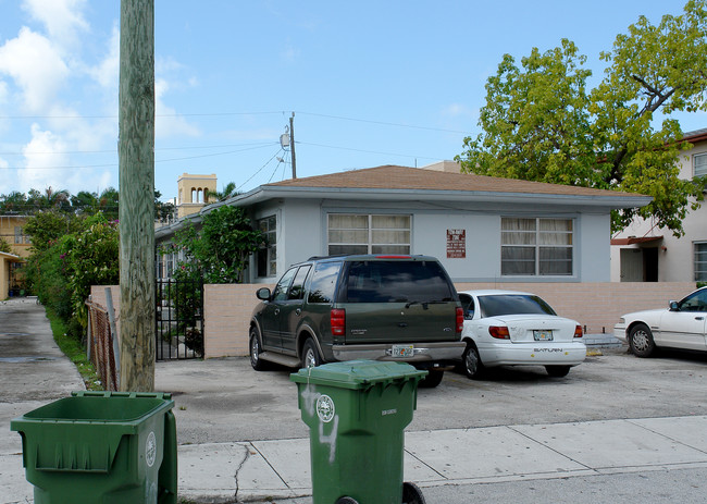 860 SW 3rd St in Miami, FL - Foto de edificio - Building Photo