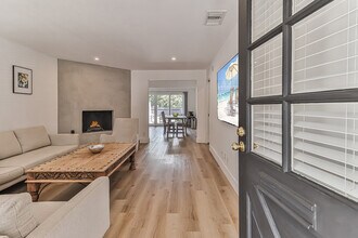 21905 Viscanio Rd in Woodland Hills, CA - Foto de edificio - Building Photo