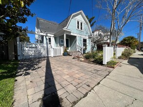 211 Stanford Ave in Santa Cruz, CA - Foto de edificio - Building Photo