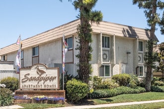 Sandpiper Apartments in Huntington Beach, CA - Foto de edificio - Building Photo