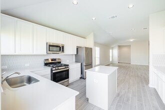 105 Crescent St in Georgetown, TX - Building Photo - Building Photo