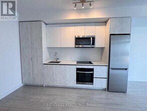 5858 Yonge St in Toronto, ON - Building Photo - Building Photo