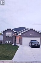 393 Magnolia Ln in Lakeshore, ON - Building Photo