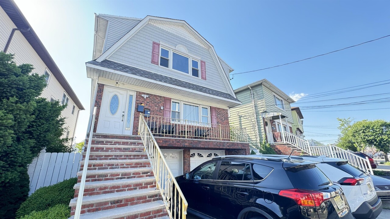 47 Isabella Ave in Bayonne, NJ - Building Photo