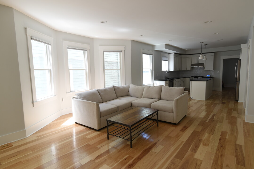 90 Bartlett St, Unit 1 in Somerville, MA - Building Photo
