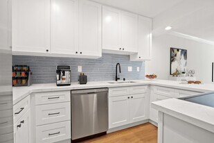 Montana Avenue in Santa Monica, CA - Building Photo