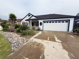 606 Oakleaf Dr in Oceanside, CA - Building Photo