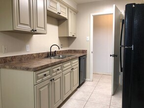 615 San Benito Ct in College Station, TX - Building Photo - Building Photo