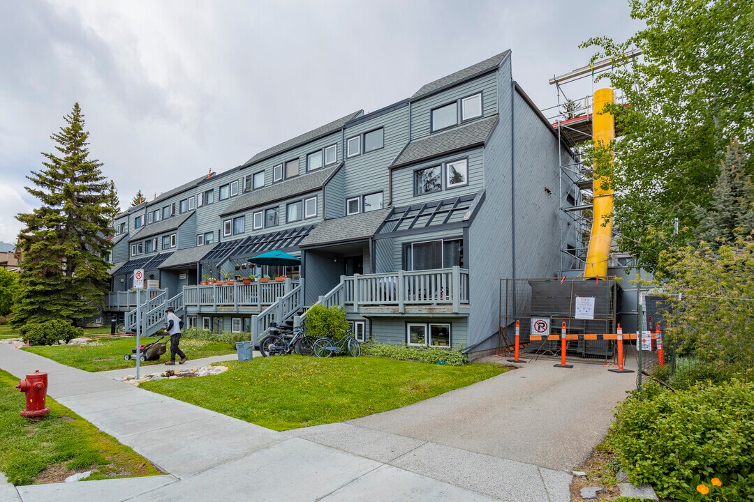 413 Marten St in Banff, AB - Building Photo