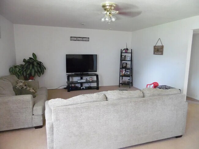 2402 Sunrise Ct in Laramie, WY - Building Photo - Building Photo