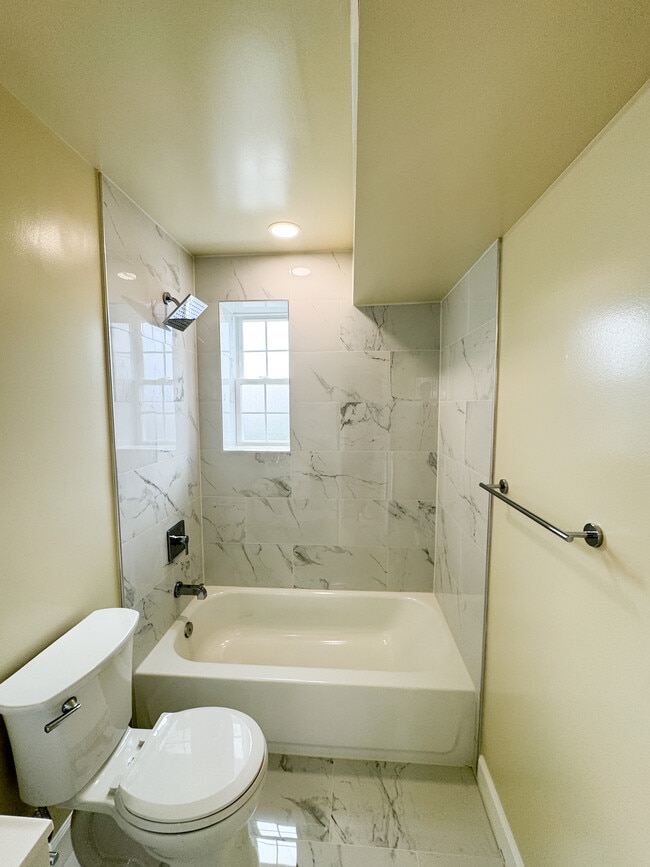 921 52nd St NE, Unit 102 and 301 in Washington, DC - Foto de edificio - Building Photo