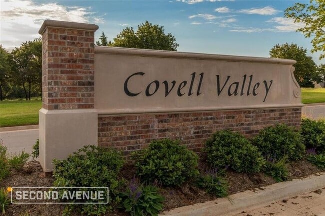 2401 Los Angeles Ave in Edmond, OK - Foto de edificio - Building Photo