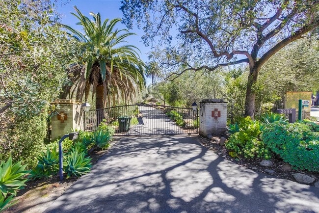 2686 Canyon Crest Dr in Escondido, CA - Building Photo - Building Photo