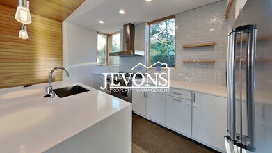 2840 22nd Ave W in Seattle, WA - Building Photo - Building Photo